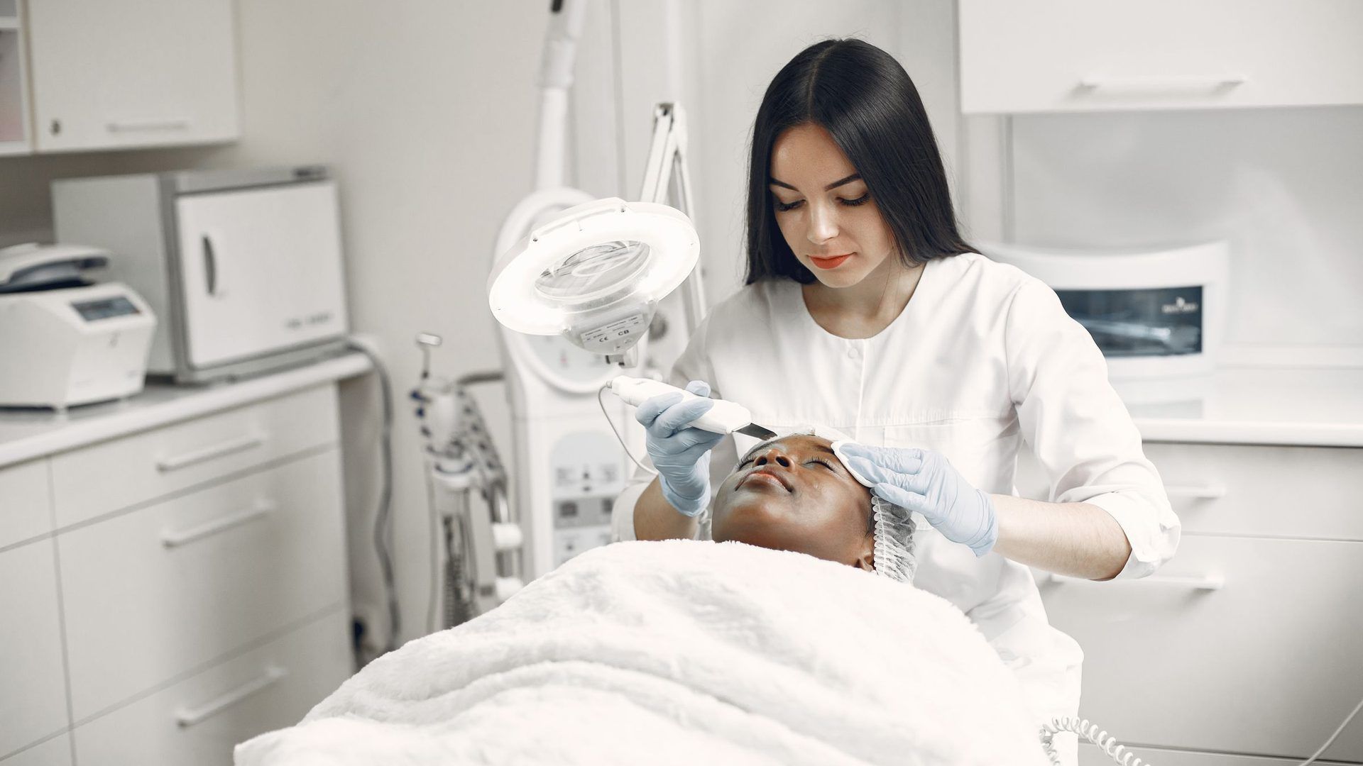 Tratamento estético facial realizado em gabinete clínico