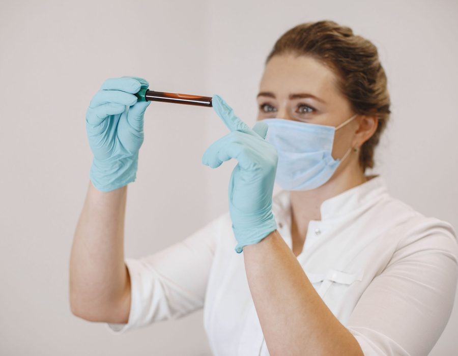 Técnica de laboratório a preparar amostras para análises clínicas
