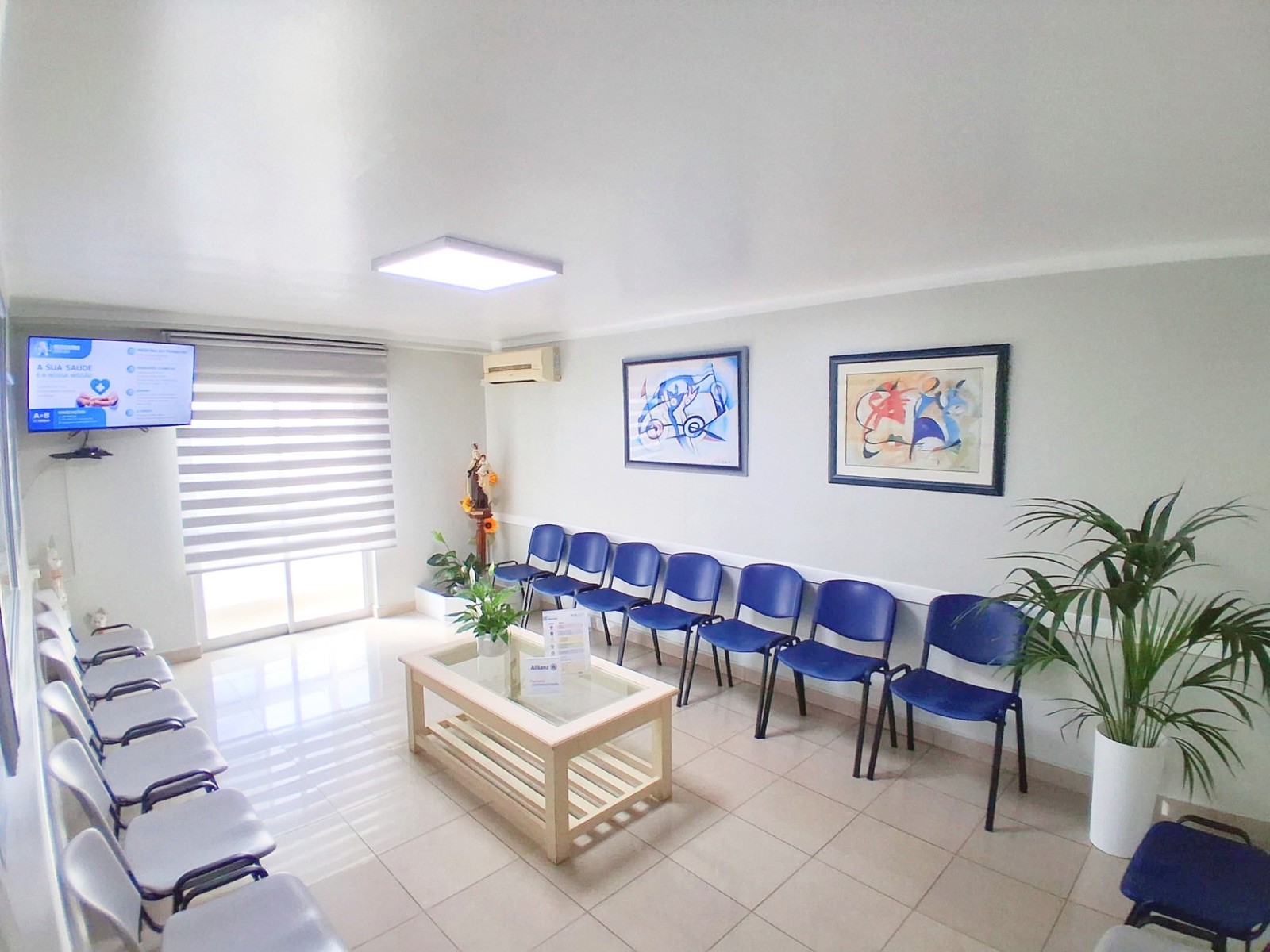Sala de espera do centro clínico Medicarmo, em Faro